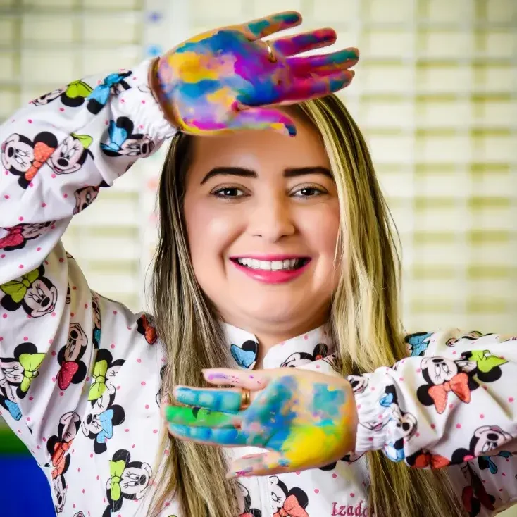 Fisioterapeuta Izadora Mostrando as mãos sujas de tinta