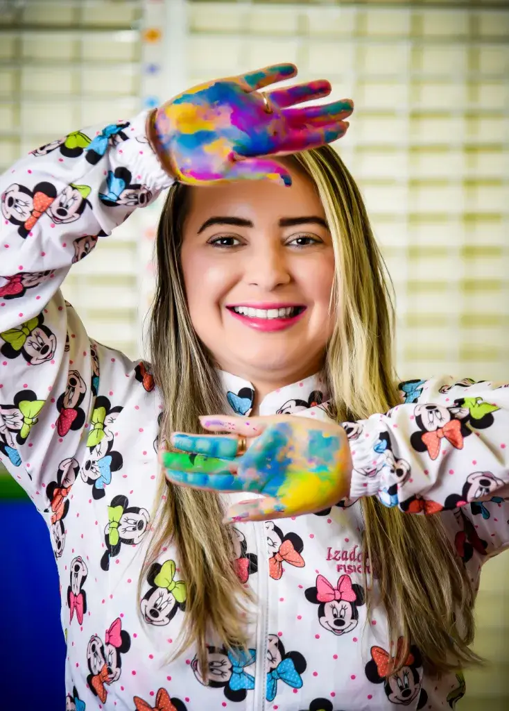 Fisioterapeuta Izadora Mostrando as mãos sujas de tinta